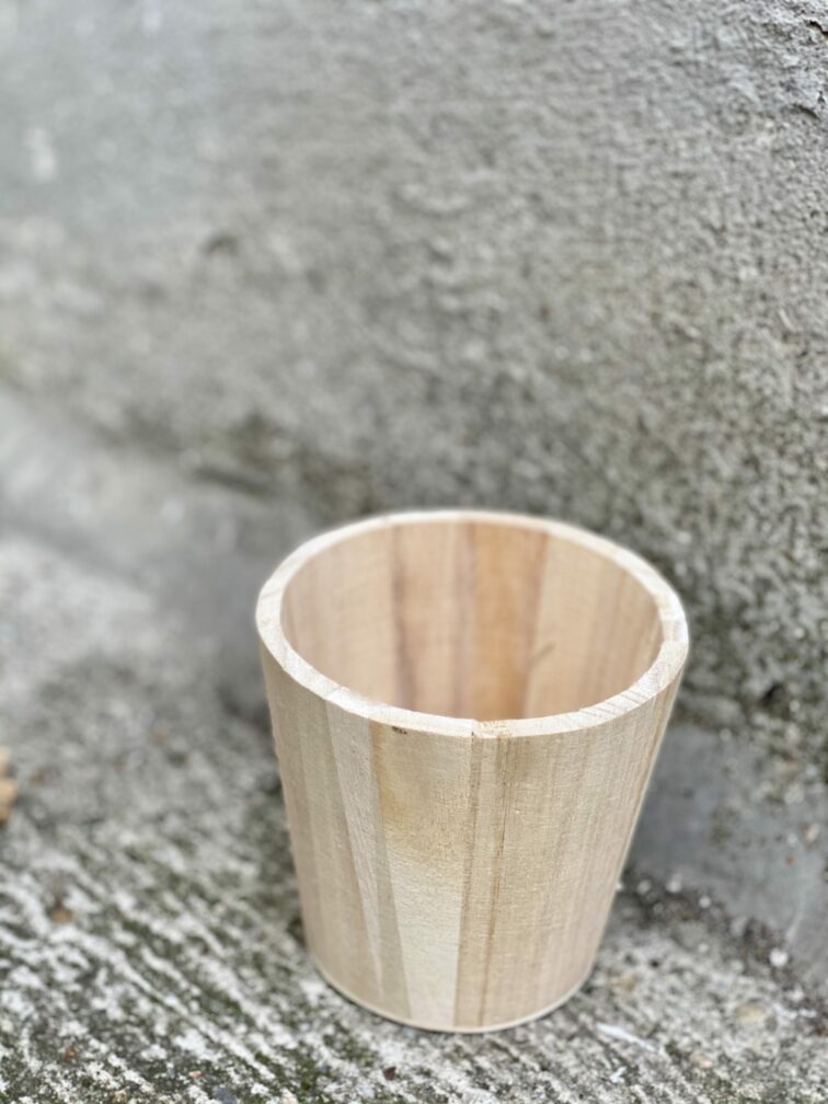 Zdjęcie doniczki lub oslonki: Osłonka drewniana Wooden 9x10 cm, ujęcie 3