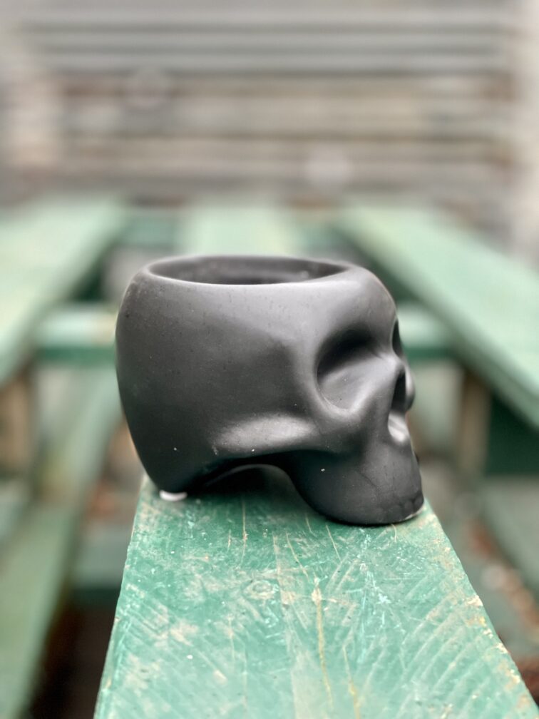 Zdjęcie doniczki lub oslonki: Osłonka Skull Black 6x8 cm, ujęcie 3