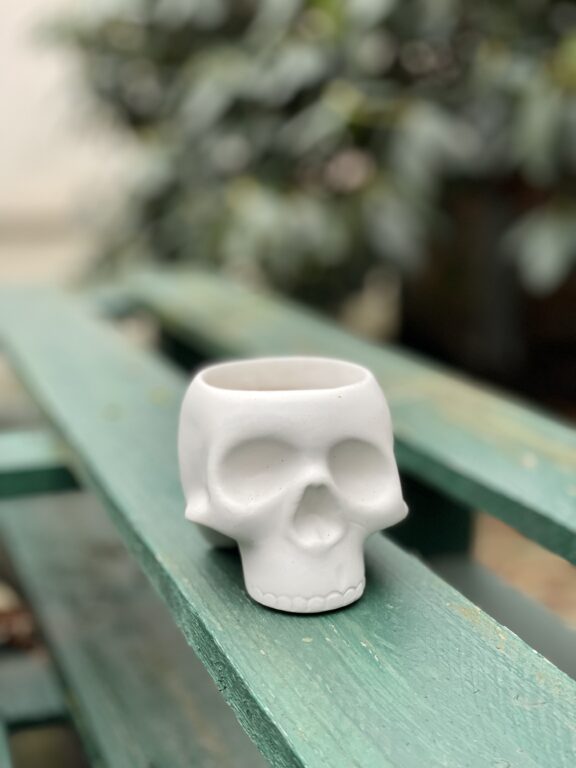 Zdjęcie doniczki lub oslonki: Osłonka Skull White 6x8 cm, ujęcie 1
