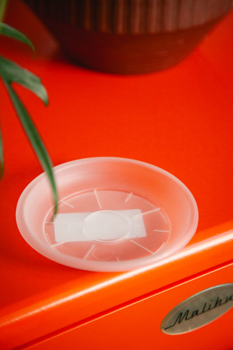 Zdjęcie doniczki lub oslonki: Podstawka pod doniczkę plastikowa mleczna 12cm, ujęcie 1